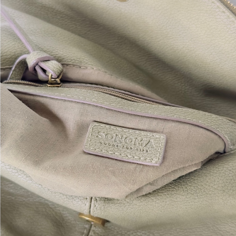 Shoulder bag, multiple pockets and compartments, zippers work very well
